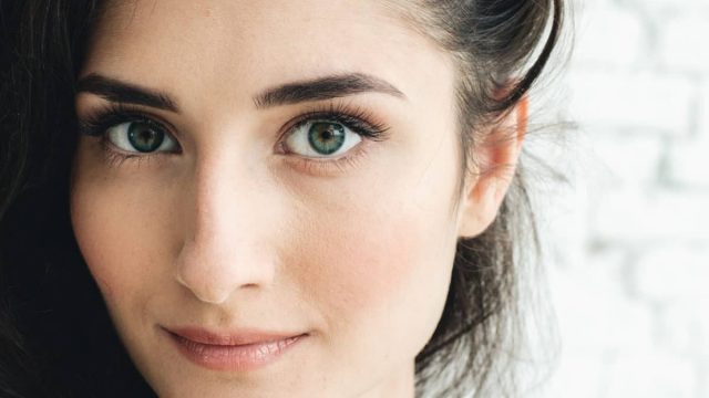 فوائد تقشير البشرة حول العينين ومراحل تطبيقه باحترافية