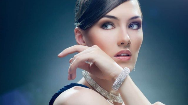 أفضل موديلات المجوهرات بالألماس الملون لسهراتك الصيفية