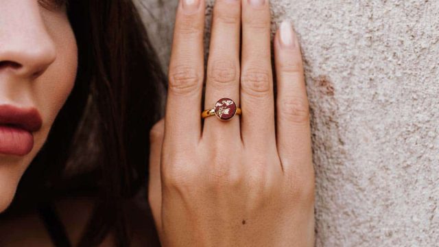 أفضل موديلات الخواتم المزينة بالأحجار الكريمة الملونة لإطلالة متألقة