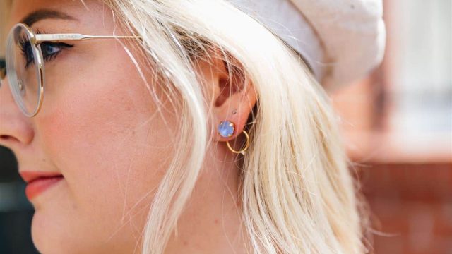 أجمل وأحدث موديلات الأقراط المزينة بالأحجار الكريمة الملونة