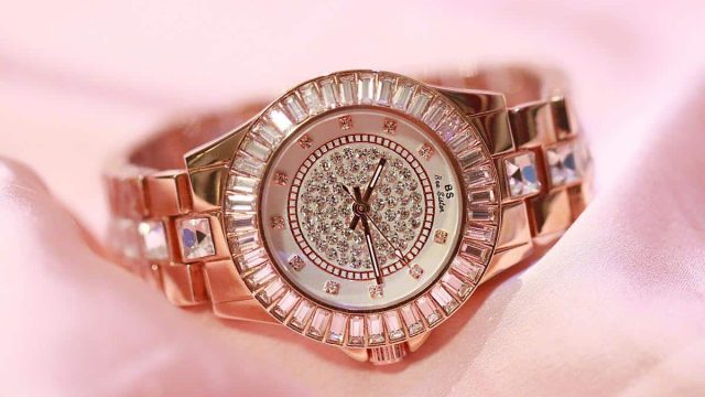 ساعات نسائية فخمة من علامات عالمية شهيرة باللون الوردي