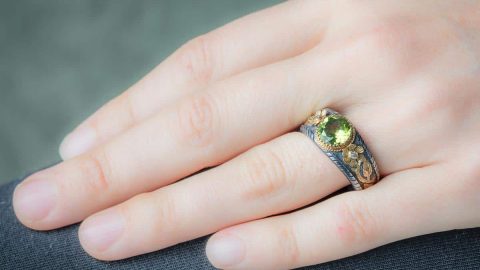 أفضل مجوهرات حجر البريدوت لهذا الموسم