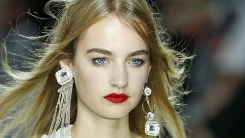 أحدث وأروع الأقراط الفاخرة ذات التصميم الطويل