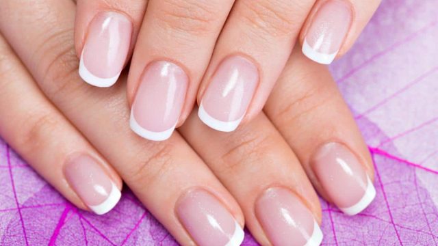 وصفات لتطويل الأظافر بمكونات طبيعية متوفرة في منزلك