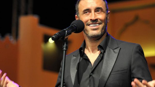 كاظم الساهر يتعرض لتهجم من فتاة وهو على المسرح