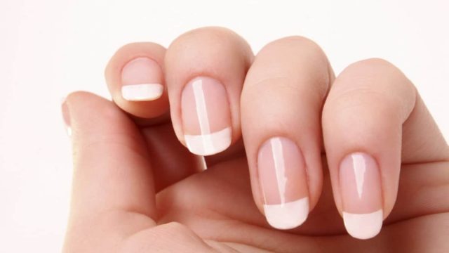 علاج مشكلة الأظافر الجافة بطرق بسيطة وصحية