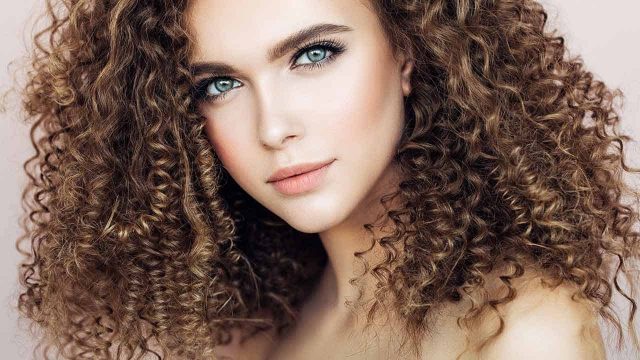 الحصول على شعر كيرلي بطريقة طبيعية اكتشفيها