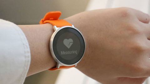 ساعات يد برتقالية اللون لأجواء الخريف النهارية  