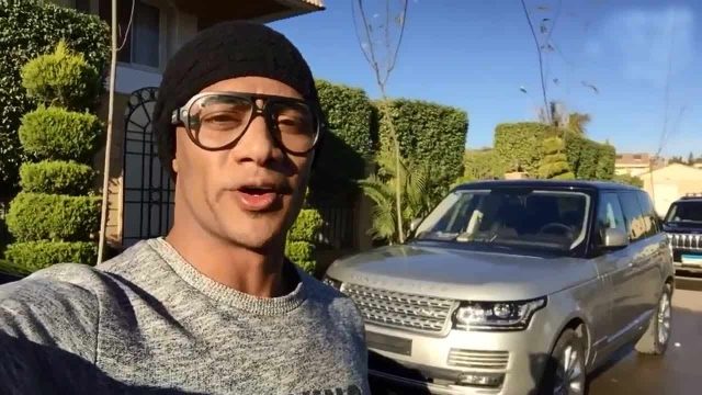 محمد رمضان يستعرض سيارته الجديدة ويشعل نارا من الانتقادات وسط جمهوره