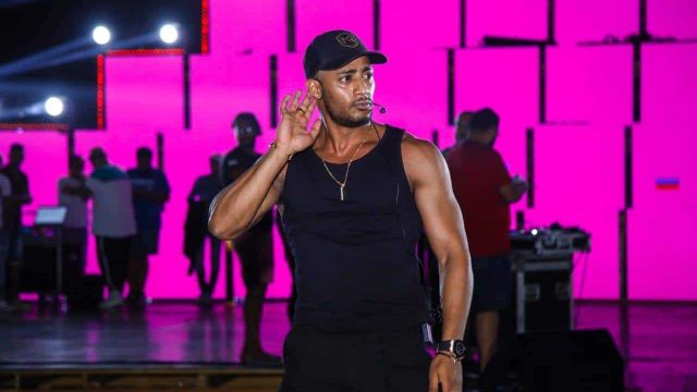 محمد رمضان يقبل رأس فنان على الطائرة فمن هو ؟