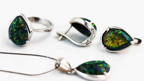 أفضل مجوهرات الأوبال للمسة أنثوية ساحرة وجذابة