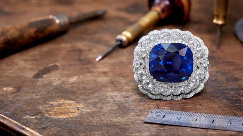 أفخم تصاميم البروش لإطلالة كلاسيكية متميزة