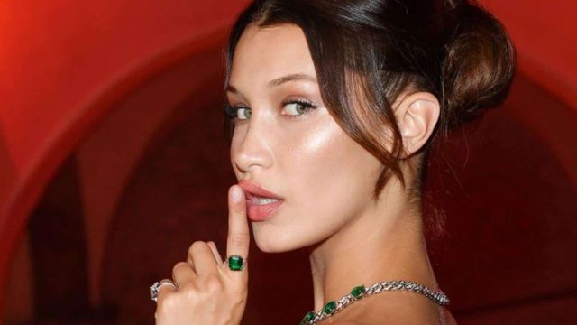 خطوات مكياج برونزي بأسلوب ناعم على خطى بيلا حديد