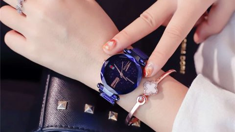 موديلات ساعات باللون الأزرق لإطلالة الخريف