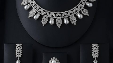 سلاسل الذهب الأبيض مع أحجار ملونة لإطلالة رائعة