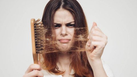 تخلصي من تساقط الشعر بطرق منزلية سريعة