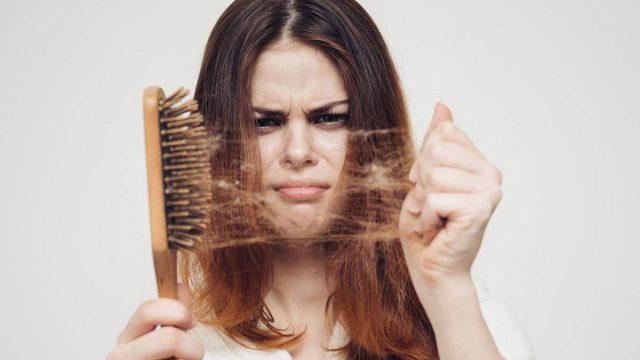 تخلصي من تساقط الشعر بطرق منزلية سريعة