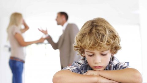 كيف تتعاملين مع أسئلة طفلك الصعبة بعد الطلاق؟