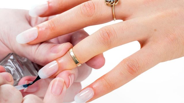 أفضل طلاء مقوي للأظافر عليك تجربته