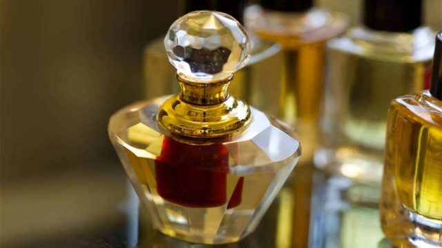 أفخم العطور لفصل الشتاء تفيض أنوثة