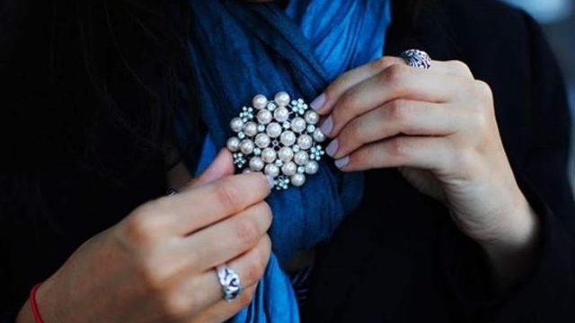 بروش بأشكال الزهور لإطلالة فاخرة وساحرة