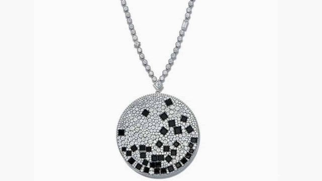 سلاسل مزينة بأحجار الأونيكس السوداء لإطلالة فاخرة