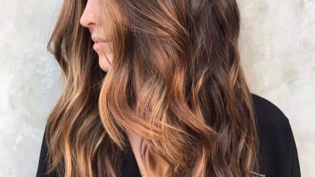 الهاي لايت المناسب للشعر البني لإطلالة جذابة