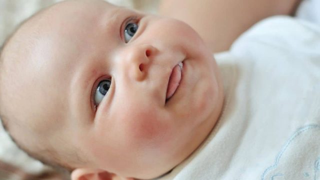 حبوب الوجه عند الرضع : أسبابها وطرق علاجها