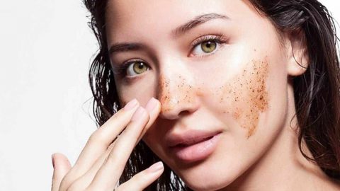 أفضل وصفات السكر البني لتقشير البشرة