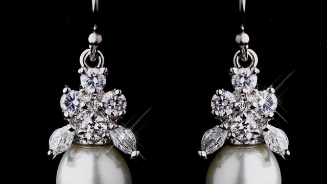 أقراط بتصميم الثريات لإطلالة متميزة