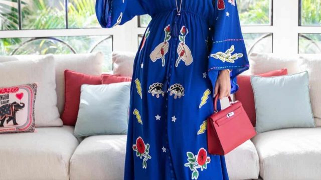 أجمل العبايات الزرقاء الداكنة لإطلالة متميزة