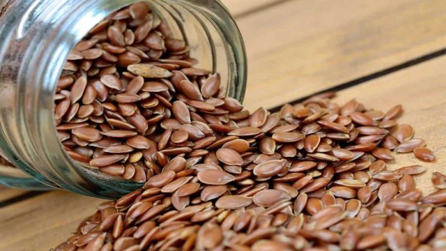 بذور الكتان للشعر : فوائدها وأفضل الوصفات التي عليك تجربتها