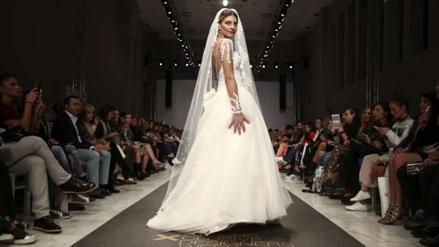 أحدث فساتين زفاف بقصة عمودية في 2020