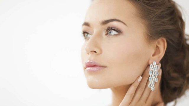 أقراط مزينة بالأحجار الصلبة للمسة عصرية وإطلالة متميزة