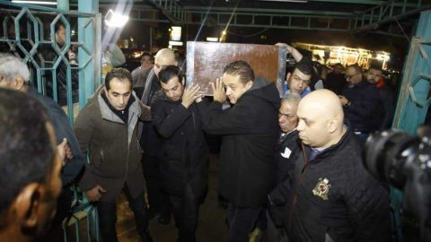 إيهاب توفيق يفقد والده في حريق والنجوم يساعدونه في نقل جثمانه