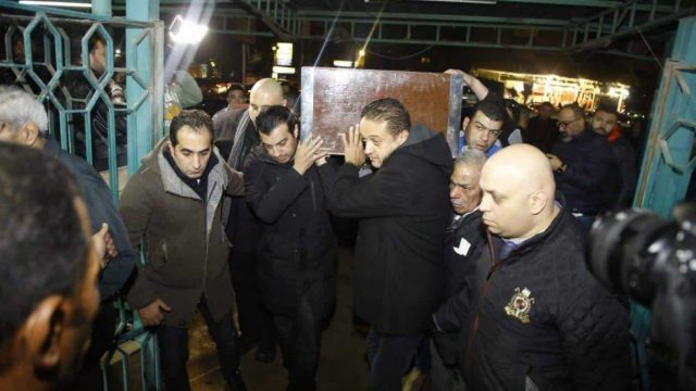 إيهاب توفيق يفقد والده في حريق والنجوم يساعدونه في نقل جثمانه