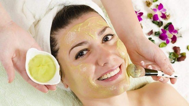 تقشير بشرة الوجه بوصفات طبيعية سهلة التحضير