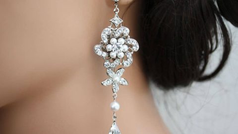 أقراط طويلة مرصعة بالماس للإطلالة متميزة