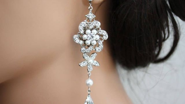 أقراط طويلة مرصعة بالماس للإطلالة متميزة