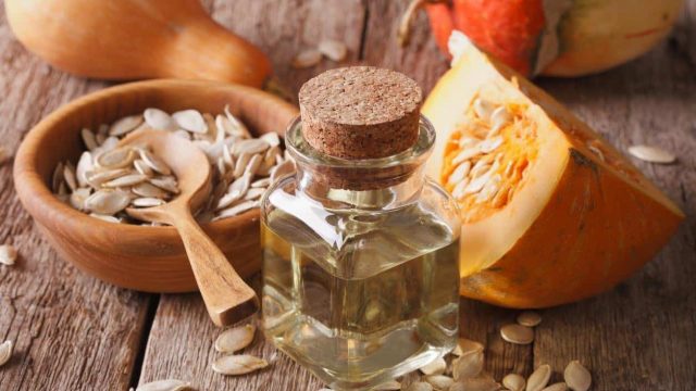 فوائد زيت القرع للشعر وطرق تطبيقه