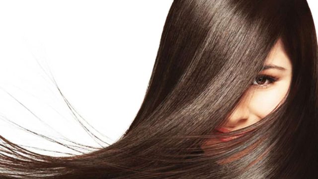 تعرفي إلى أفضل الشامبوهات للشعر الدهني