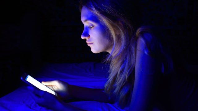 أفضل المستحضرات للعناية بالبشرة والوقاية من مخاطر الضوء الأزرق