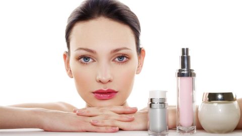 أهم مستحضرات التجميل التي لا يجب الاستغناء عنها خلال الصيف