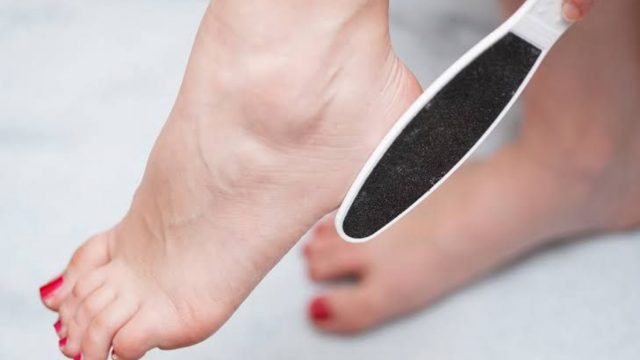 وصفات لمحاربة تشقق القدمين .. علاج من اول استخدام