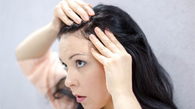 إخفاء الشيب بدون صبغات الشعر .. إليك الطريقة