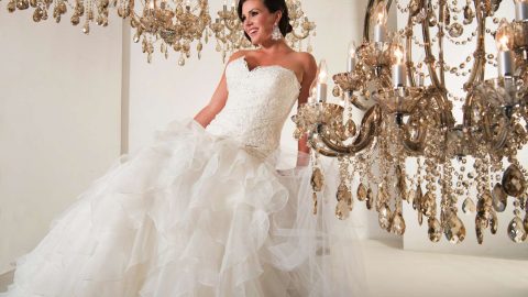 فساتين زفاف بأكمام تكشف الأكتاف لإطلالة متميزة