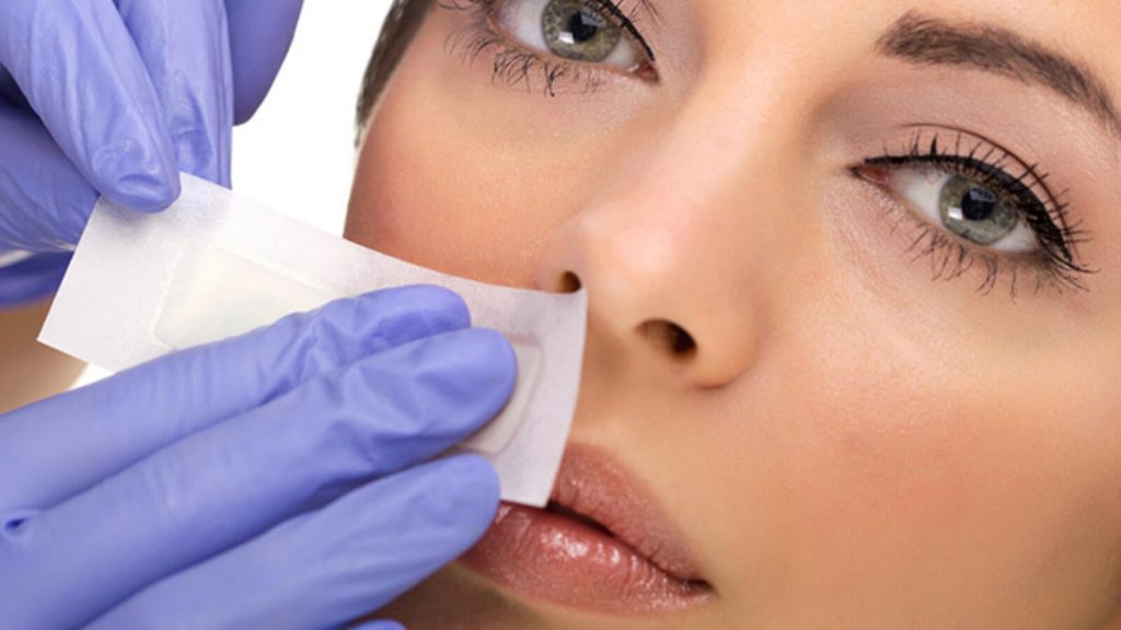 إزالة الشعر من الوجه باستخدام الشمع
