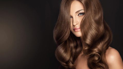 صبغ الشعر باللون البني باستخدام مكونات طبيعية فقط