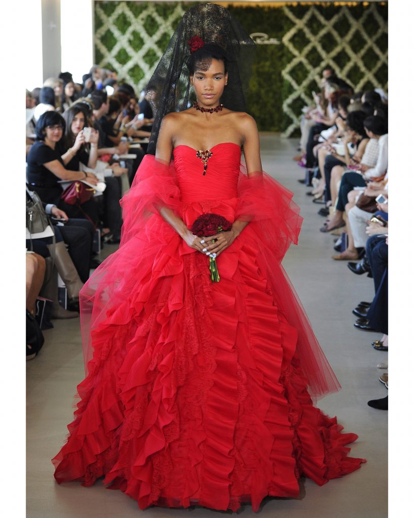 فساتين زفاف باللون الأحمر