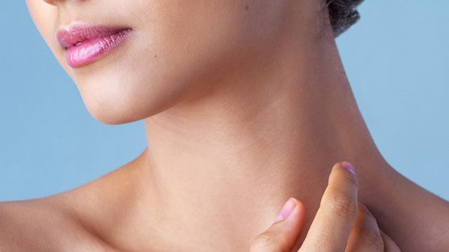 ترهلات الرقبة : أفضل النصائح والخلطات لعلاجها والحد منها